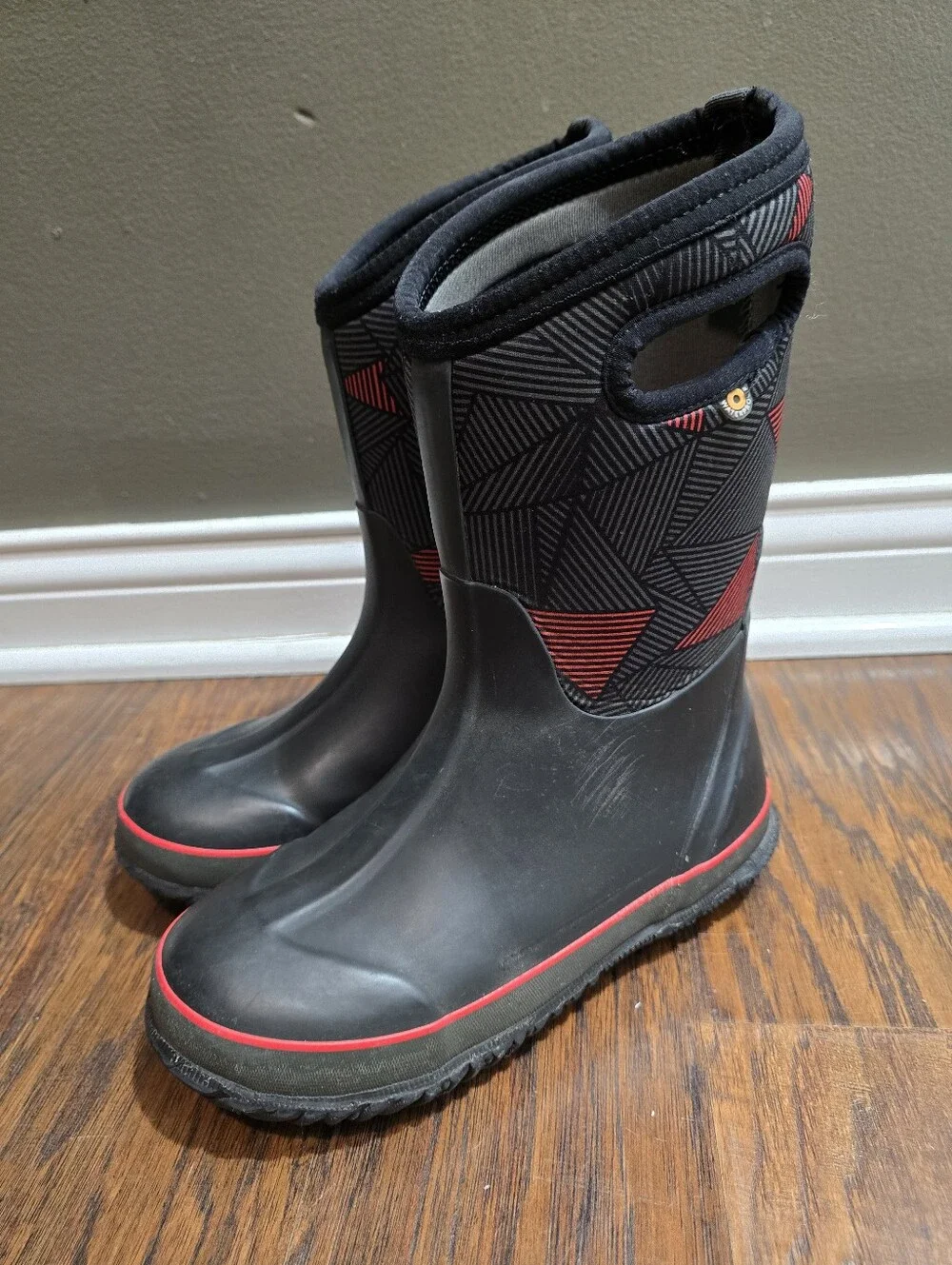 Bogs Classic. Big Geo Youth Boy's Sz 4 Waterproof Boots Tall Rain Snow Red/Black
